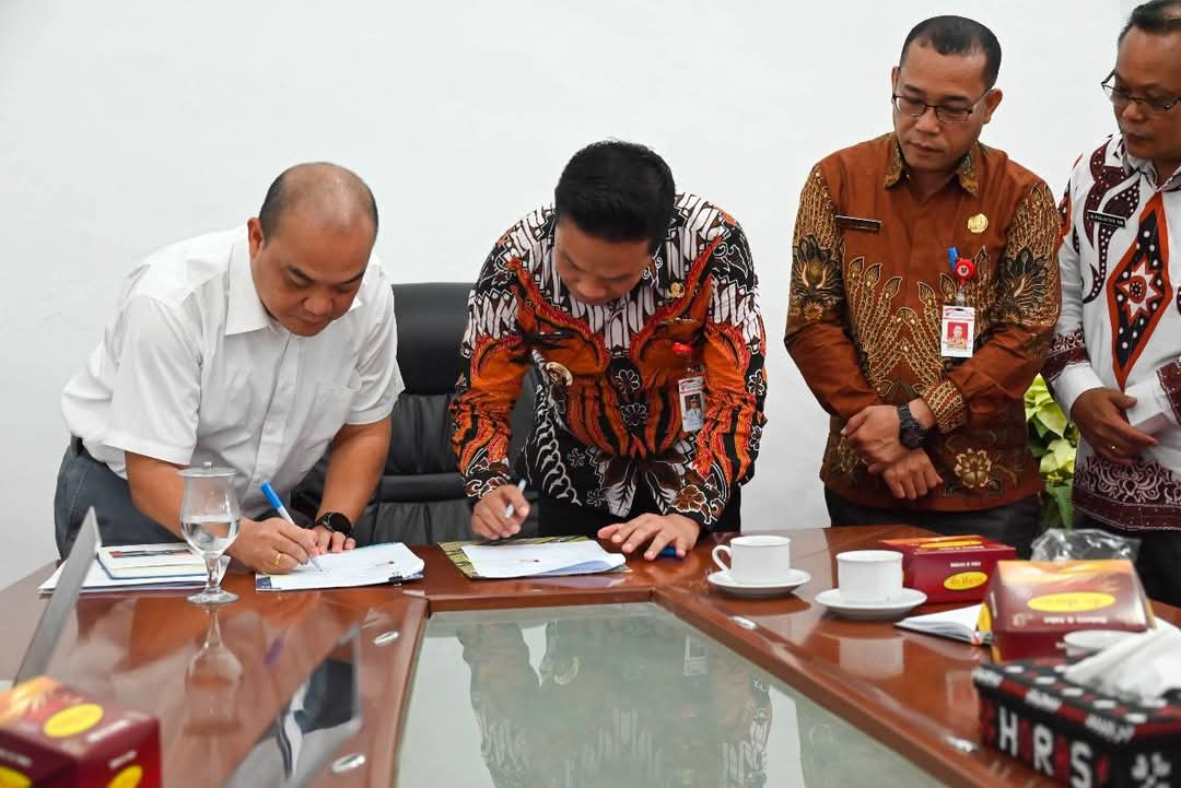 BUPATI Humbahas, Oloan Paniaran Nababan bersama Rektor IT DEL, Arnaldo Marulitua Sinaga teken MoU kerjasama pembangunan Kampus DEL 2 di Humbahas. Waspada/Ist