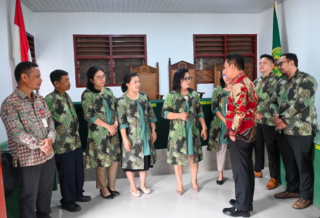 BUPATI Humbahas Oloan P Nababan mengunjungi tempat sidang PN Tarutung di Doloksnggul. Waspada/Ist