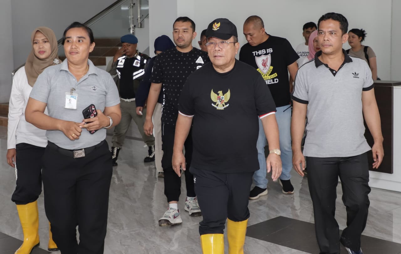 Wali Kota Pematangsiantar Wesly Silalahi (dua kanan depan) bersama Wakil Wali Kota Herlina (paling kiri neria kedua) dan Sekda Junaedi Antonius (paling kanan) Sitanggang meninjau terminal Tanjung Pinggir, Sabtu (8/3) dan menekankan segera mengoperasikan terminal.(Waspada /Ist)