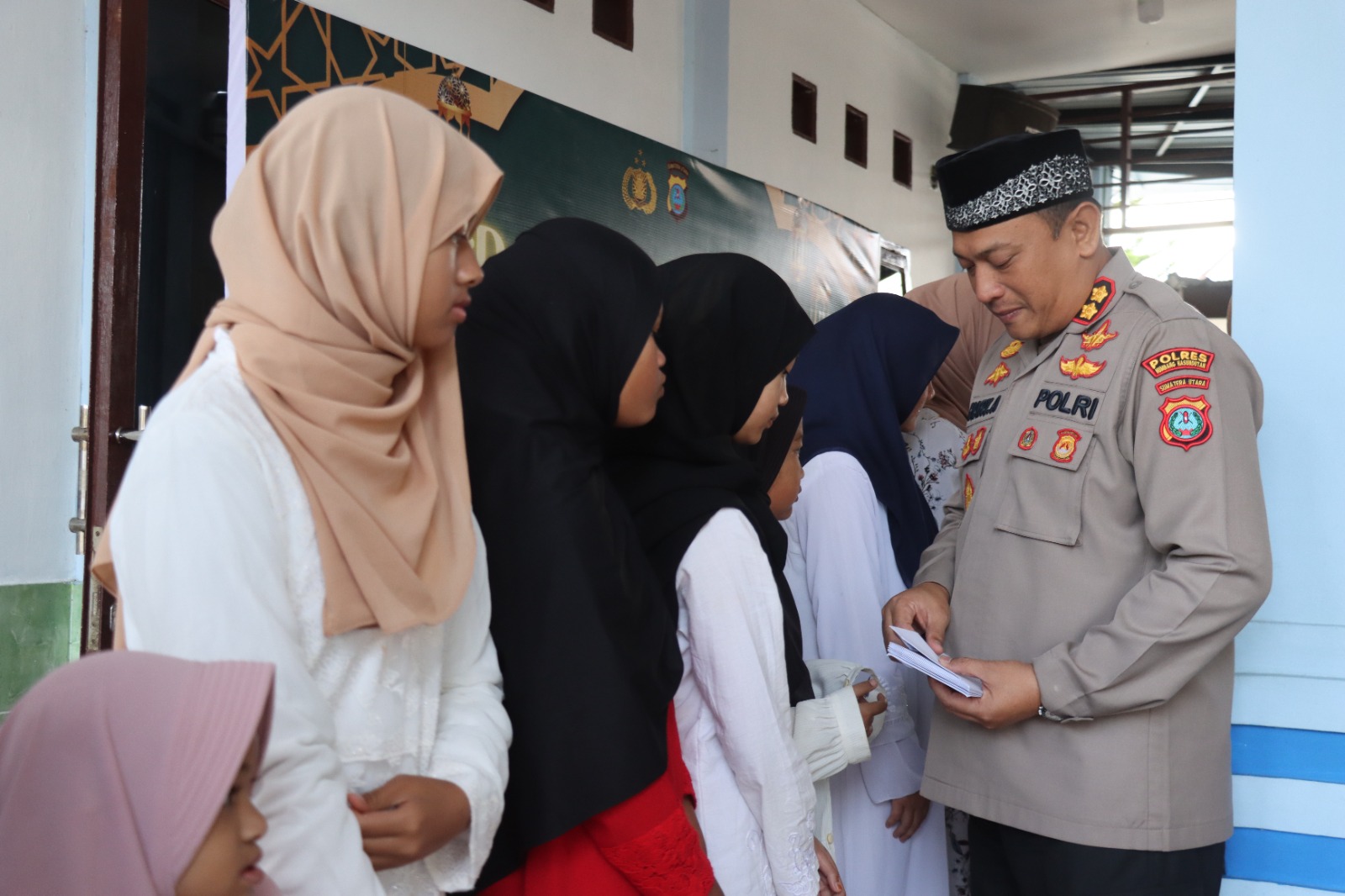 KAPOLRES Humbahas AKBP Hary Ardianto salurkan tali asih kepada anak yatim. Waspada/Ist