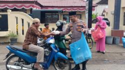 Kapolsek Kuta Alam, AKP Suriya, turun langsung ke jalan untuk membag-bagikan takjil kepada pengguna jalan yang melintas di depan Mapolsek Kuta Alam. (Waspada/Zafrullah)