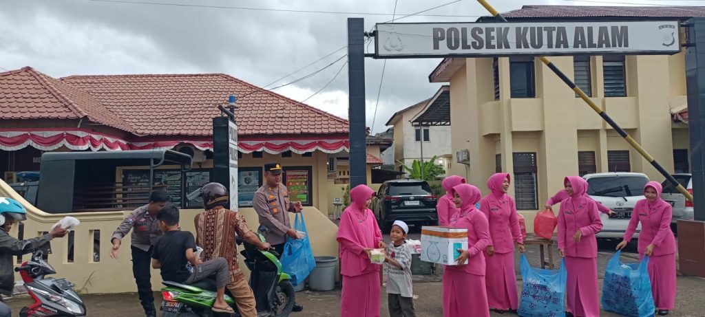 Polisi Ini Berbagi Sedekah Lewat Ramadhan Takjil