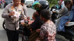 Kapolres Abdya AKBP Agus Sulistianto SH SIK, saat membagi-bagikan takjil buka puasa, bagi pengendara yang melintas, kawasan jalan nasional Blangpidie-Tapak Tuan, Desa Keudee Siblah, Kecamatan Blangpidie. Sabtu (8/3).Waspada/Syafrizal