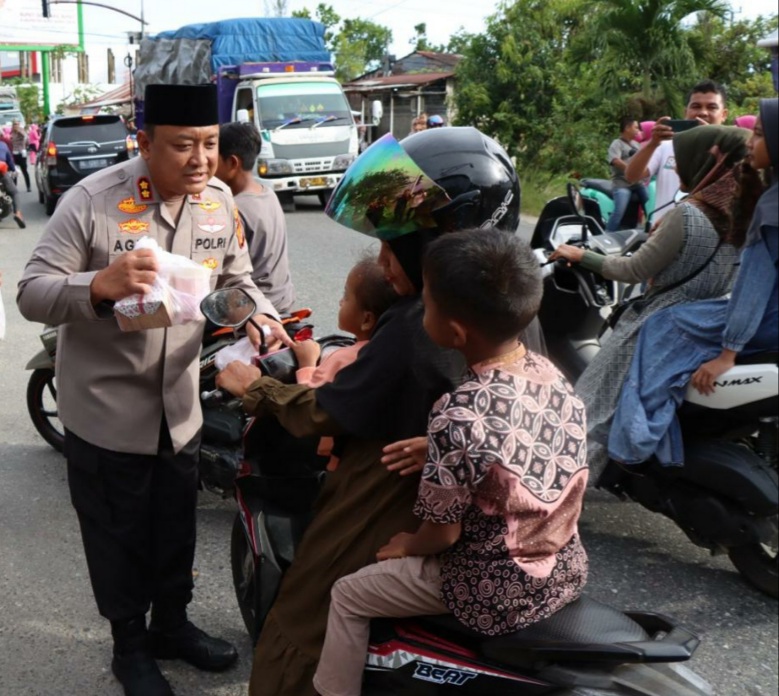 Kapolres Abdya AKBP Agus Sulistianto SH SIK, saat membagi-bagikan takjil buka puasa, bagi pengendara yang melintas, kawasan jalan nasional Blangpidie-Tapak Tuan, Desa Keudee Siblah, Kecamatan Blangpidie. Sabtu (8/3).Waspada/Syafrizal