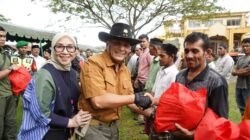 Pangdam IM Mayor Jenderal TNI Niko Fahrizal, M.Tr. (Han), bersama Ketua Persit Kartika Chandra Kirana, Ny. Eva Niko Fahrizal, menyerahkan paket sembako kepada masyarakat kurang mampu, yang berlangsung di Kecamatan Montasik, Kabupaten Aceh Besar, Sabtu (8/3). (Waspada/Ist