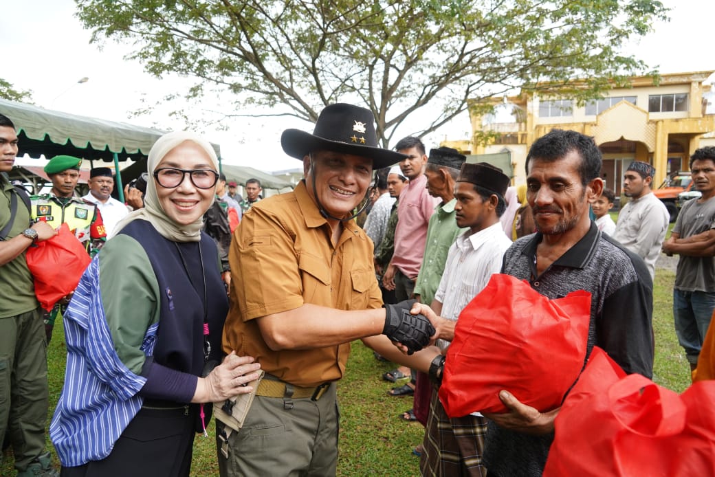 Pangdam IM Mayor Jenderal TNI Niko Fahrizal, M.Tr. (Han), bersama Ketua Persit Kartika Chandra Kirana, Ny. Eva Niko Fahrizal, menyerahkan paket sembako kepada masyarakat kurang mampu, yang berlangsung di Kecamatan Montasik, Kabupaten Aceh Besar, Sabtu (8/3). (Waspada/Ist