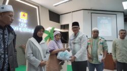 Penyerahan bingkisan Ramadhan oleh General Manager PLN UID Sumut, Agus Kuswardoyo kepada penerima manfaat.