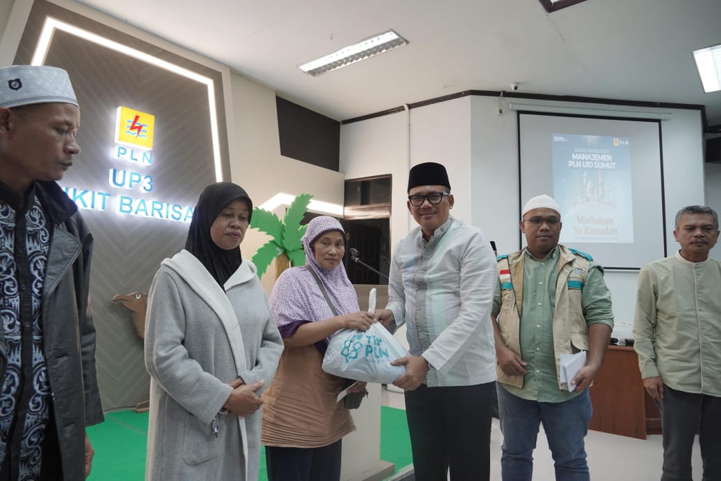 Penyerahan bingkisan Ramadhan oleh General Manager PLN UID Sumut, Agus Kuswardoyo kepada penerima manfaat.