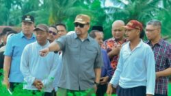 BUPATI Batubara  H.Baharuddin Siagian, SH, M.Si dan Wabup Syafrizal, SE, M.Si pada sosialisasi dengan petani cabai di Desa Lubuk Cuik, Kecamatan Limapuluh. Waspada/Ist