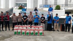 Ketua KNPI Nagan Ray Said Atah didampingi Wakapolres Raya Kompol Humaniora Sembiring, GIB Nagan Raya Zupandi dan Pengurus KNPI saat melepas pendistribusian 1,8 ton beras di halaman Mesjid Agung Baitul A’la Giok Nagan Raya, Minggu (9/3).(Waspada/Muji Burrahman)