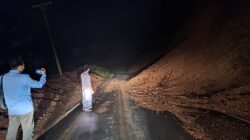 Pengguna jalan melihat tanah longsor yang menutupi sebagian badan jalan lintas Peureulak - Blang Kejeren, tepatnya di Gunung Bunin, Serbajadi, Aceh Timur, Sabtu (8/3) malam. Waspada/Muhammad Ishak