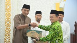 Ketua DMI Aceh Fakhruddin Lahmuddin MPd, menyampaikan kata sambutan pada penyerahan bantuan paket alat kebersihan secara simbolis untuk masjid di wilayah Aceh Besar di Masjid Al Muhajirin Lanud SIM, Blang Bintang, Minggu (9/3). (Waspada/Ist).