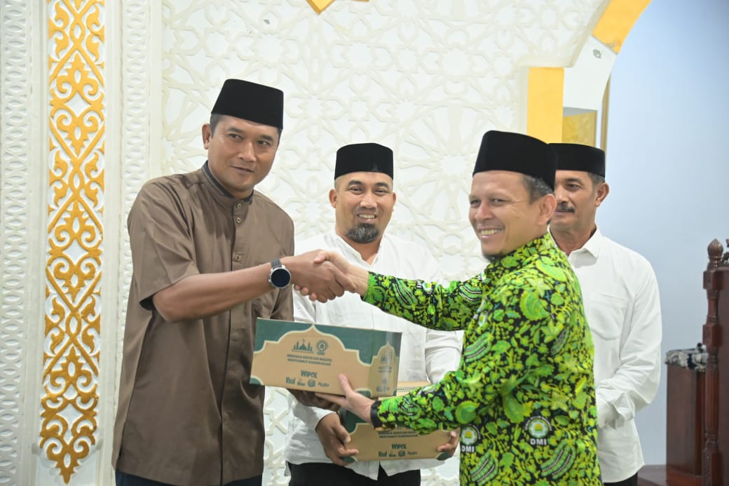 Ketua DMI Aceh Fakhruddin Lahmuddin MPd, menyampaikan kata sambutan pada penyerahan bantuan paket alat kebersihan secara simbolis untuk masjid di wilayah Aceh Besar di Masjid Al Muhajirin Lanud SIM, Blang Bintang, Minggu (9/3). (Waspada/Ist).