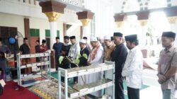 Bupati Abdya Safaruddin, bersama rombongan saat takziah ke kediaman Abu Kuta Krueng, di Dayah Darul Munawwarah, Kuta Krueng, Kecamatan Bandar Dua, Kabupaten Pidie Jaya. Minggu (9/3).Waspada/Ist