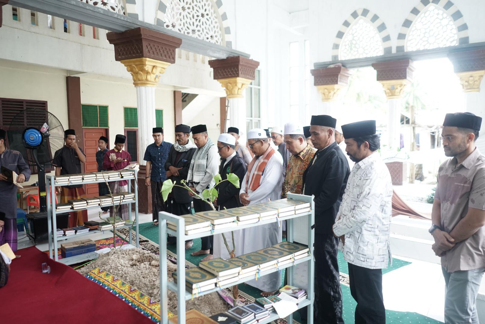 Bupati Abdya Safaruddin, bersama rombongan saat takziah ke kediaman Abu Kuta Krueng, di Dayah Darul Munawwarah, Kuta Krueng, Kecamatan Bandar Dua, Kabupaten Pidie Jaya. Minggu (9/3).Waspada/Ist