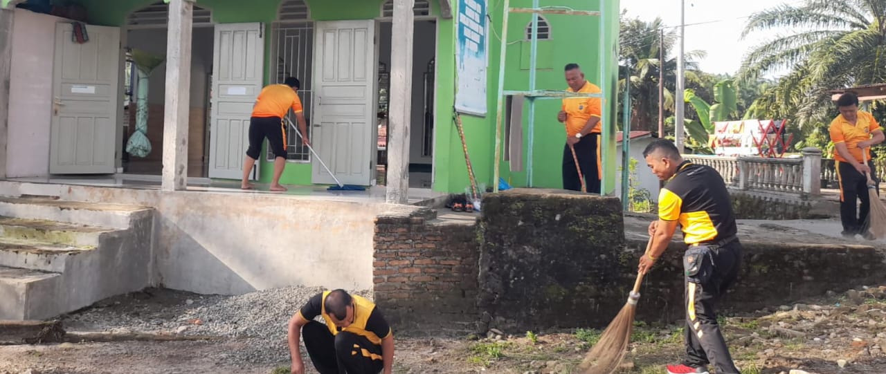 Polres Pematangsiantar melalui Polsek Siantar Marihat melaksanakan Baksos di bulan Ramadhan penuh berkah berupa kegiatan kebersihan dan pemberian bantuan peralatan kebersihan dan bahan bangunan semen 10 sak ke Masjid Al-Amin Sidomulyo, Jl. Raya Sidamanik, Kel. Simarimbun, Kec. Siantar Marimbun, Minggu (9/3).(Waspada-Ist).