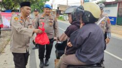 Wakapolres dan jajaran PJU Polres Simalungun saat membagikan takjil kepada pengguna jalan di Jalan Asahan Kec. Siantar, Minggu (9/3).(Waspada/ist)