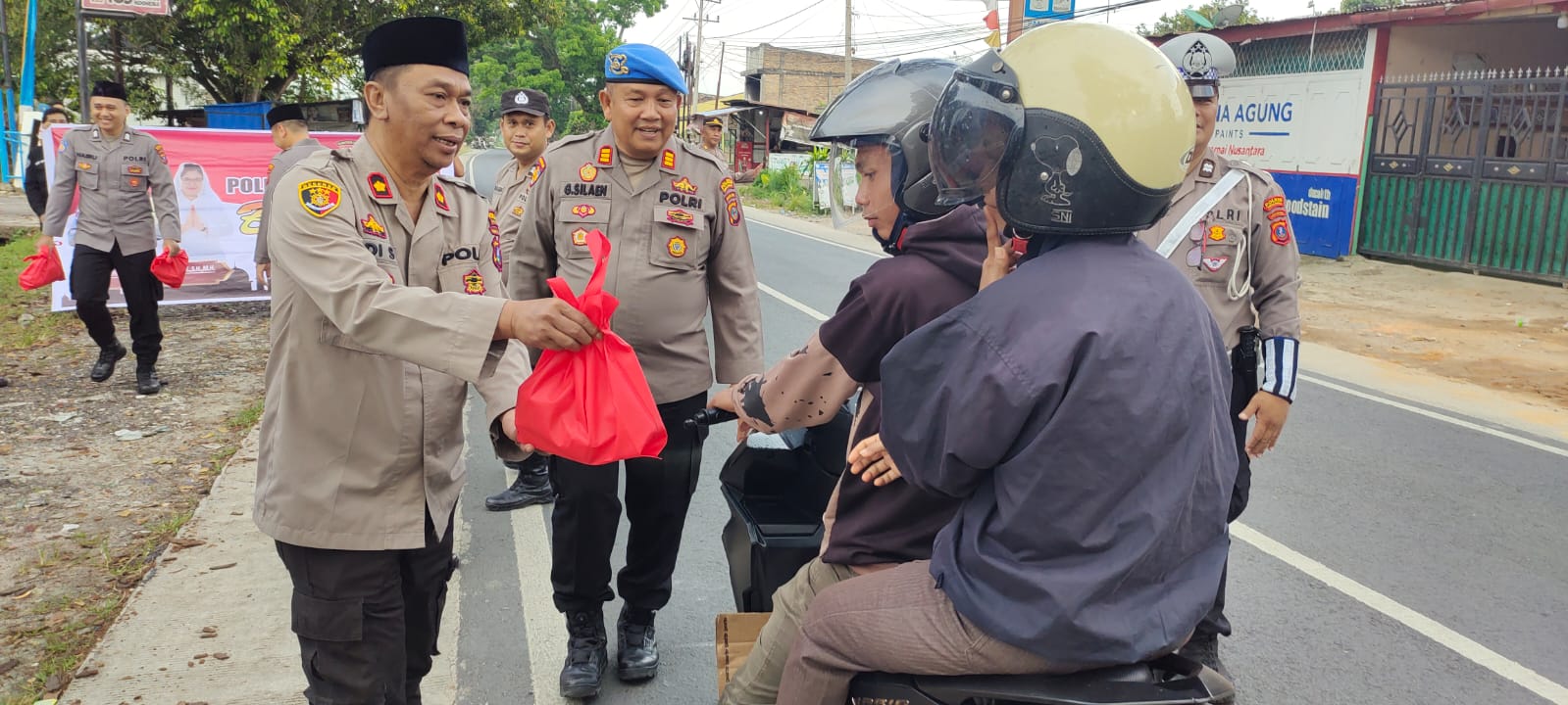 Wakapolres dan jajaran PJU Polres Simalungun saat membagikan takjil kepada pengguna jalan di Jalan Asahan Kec. Siantar, Minggu (9/3).(Waspada/ist)