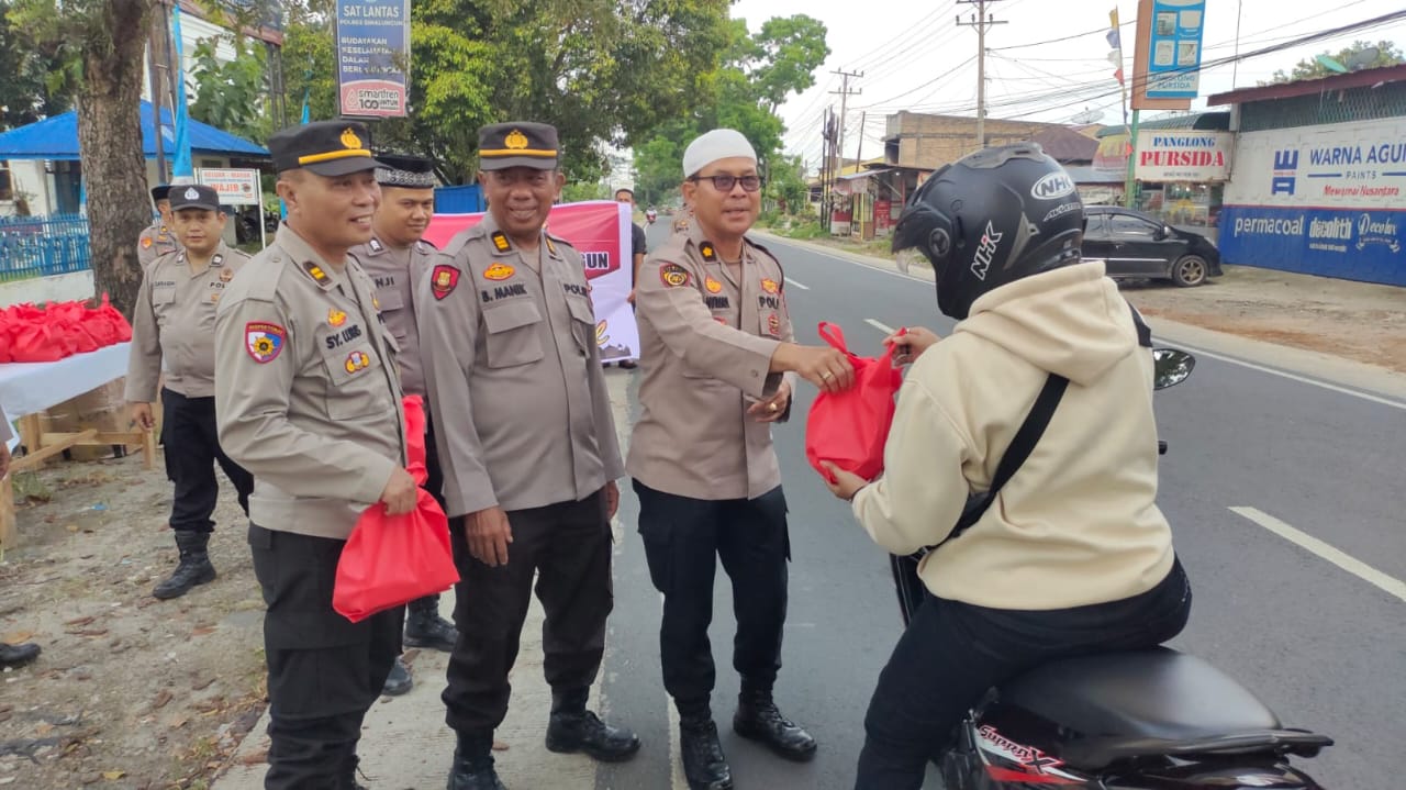 Polres Simalungun Bagikan Takjil Kepada Masyarakat