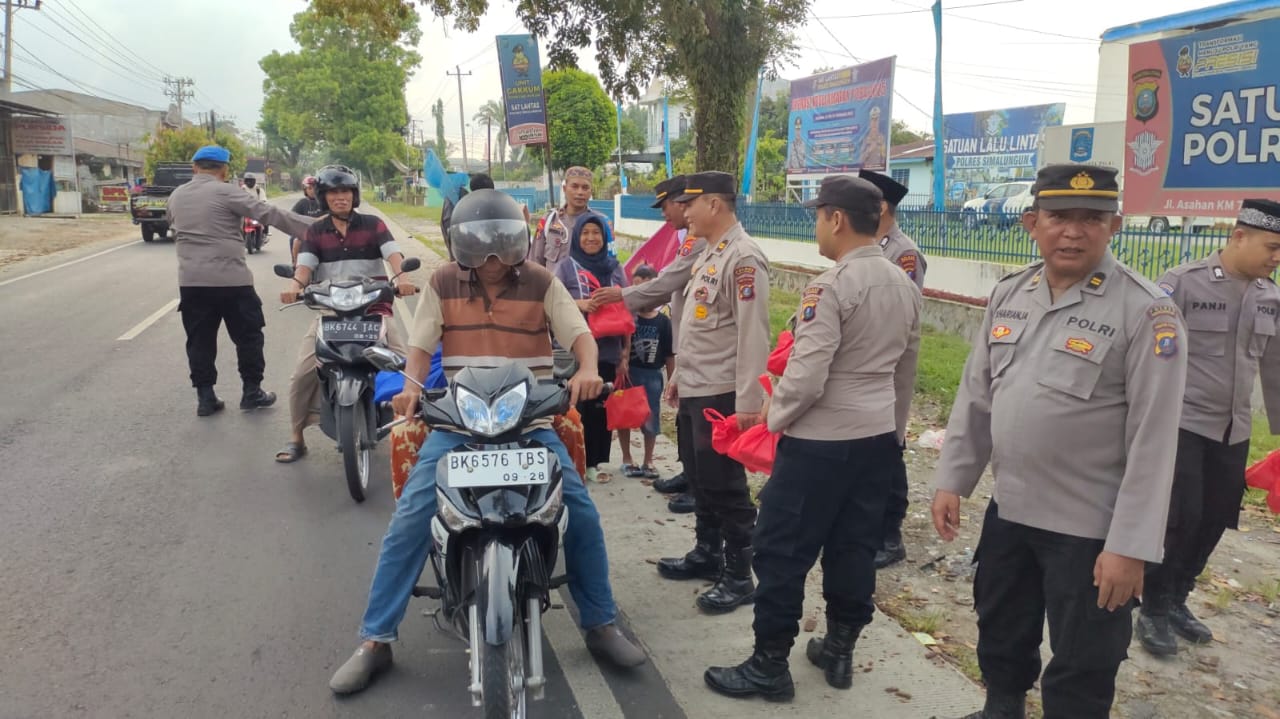 Polres Simalungun Bagikan Takjil Kepada Masyarakat