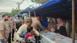 Kapolsek Darussalam, Iptu Adam Maulana, sedang memborong takjil dari salah seorang pedagang di kawasan Lambaro Angan, Gampong Lambada, untuk kemudian dibagikan kepada pengguna jalan. (Waspada/Zafrullah)