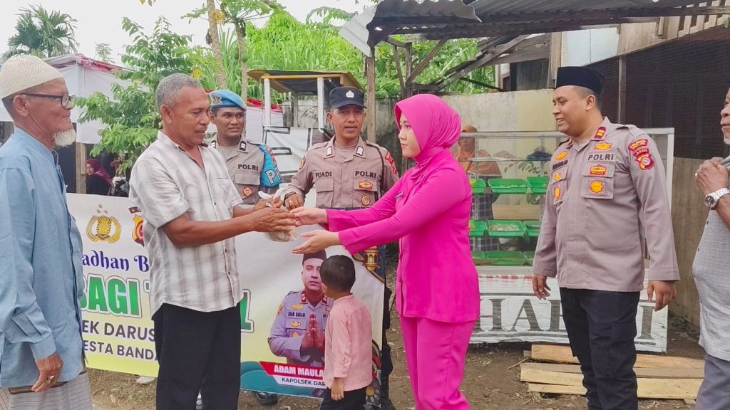 Borong Dagangan Warga, Polsek Darussalam Bagi-bagi Takjil Ke Pengguna Jalan