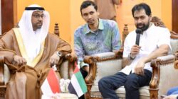 Gubernur Aceh, Muzakir Manaf (kanan) sedang berbincang dengan Dubes Uni Emirat Arab (UEA) untuk Indonesia, Abdulla Salem Al Dhaheri, membahas peluang investasi baru yang menguntungkan kedua belah pihak. (Waspada/Zafrullah)