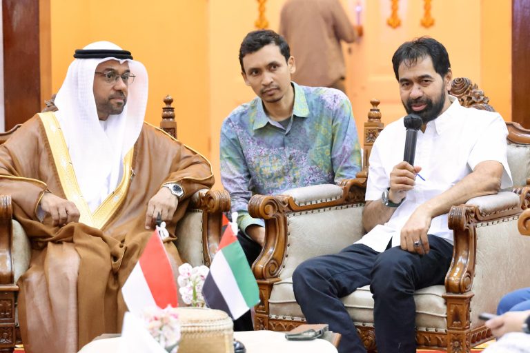 Gubernur Aceh, Muzakir Manaf (kanan) sedang berbincang dengan Dubes Uni Emirat Arab (UEA) untuk Indonesia, Abdulla Salem Al Dhaheri, membahas peluang investasi baru yang menguntungkan kedua belah pihak. (Waspada/Zafrullah)