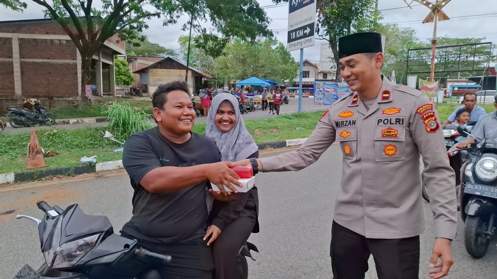 Senyum Sumringah Warga Saat Mendapat Takjil Dari Pak Polisi