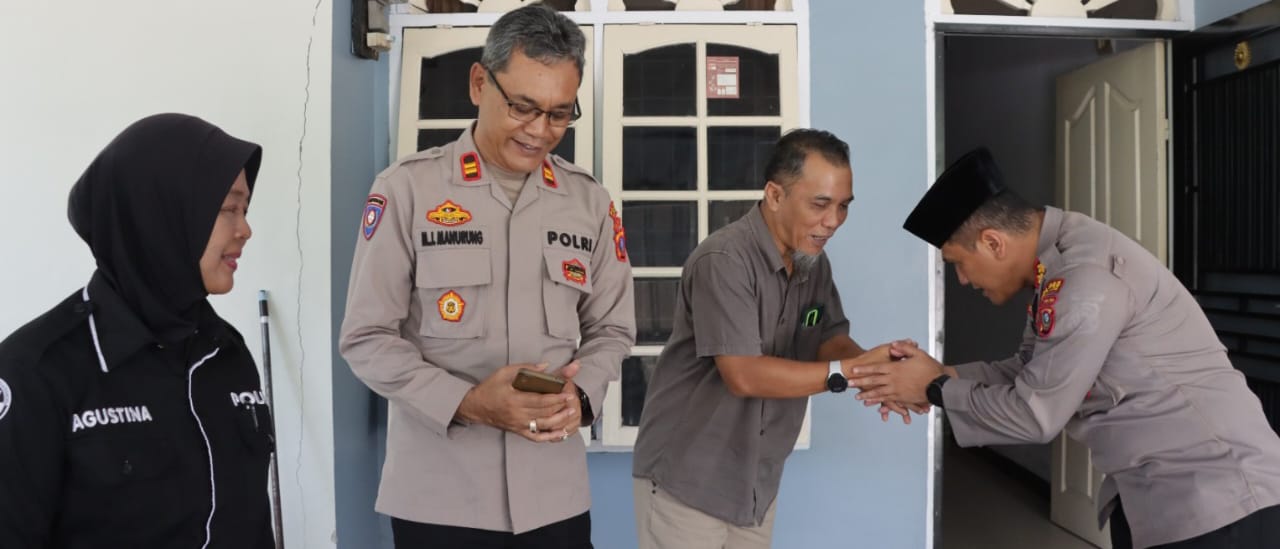 Kapolres Pematangsiantar AKBP Yogen Heroes Baruno bersilaturahmi dengan tokoh agama, Ketua PD Al Jam'iyatul Washliyah Ishak Hutasuhut di kediaman tokoh agama itu di Jl. Jawa, Kel. Bantan, Kec. Siantar Barat, Senin (10/3).(Waspada-Ist).