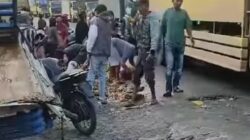 Sejumlah warga menjarah telur ayam dalam kecelakaan truk ekspedisi dengan mobil bak terbuka (pick up) muatan telur ayam di ruas Jalinsum Torgamba, tepatnya di persimpangan Bis II, Desa Aek Batu, Kec. Torgamba, Kab. Labusel, Minggu (2/3/2025) pagi. Waspada/Ist