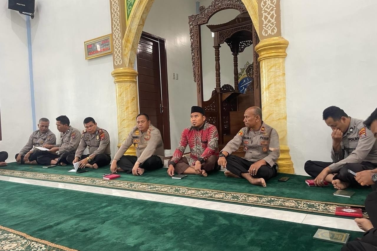 Polres Humbahas Dan Masyarakat Giat Tadarus Baca Al Quran