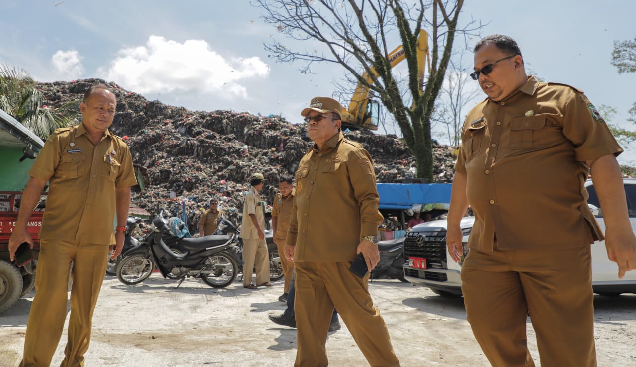 Wali Kota Pematangsiantar Wesly Silalahi (tengah) meninjau TPA sampah di Kel. Tanjung Pinggir, Kec. Siantar Martoba, Senin (10/3) dan kepada Kadis Lingkungan Hidup Dedy Tunasto Setiawan (paling kanan) menekankan pengelolaan sampah menjadi atensi dinas pimpinannya.(Waspada-Ist).