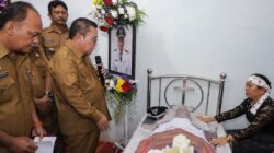 Wali Kota Pematangsiantar Wesly Silalahi melayat Lurah Sukaraja, Kec. Siantar Marihat, almarhum Tambos Lubis ke rumah duka di Siabalabal, Kel. BP. Nauli, Kec. Sianțar Marihat, Senin (10/3).(Waspada-Ist).