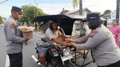 Polres Dan Bhayangkari Cabang Sibolga Bagikan Takjil kepada Warga