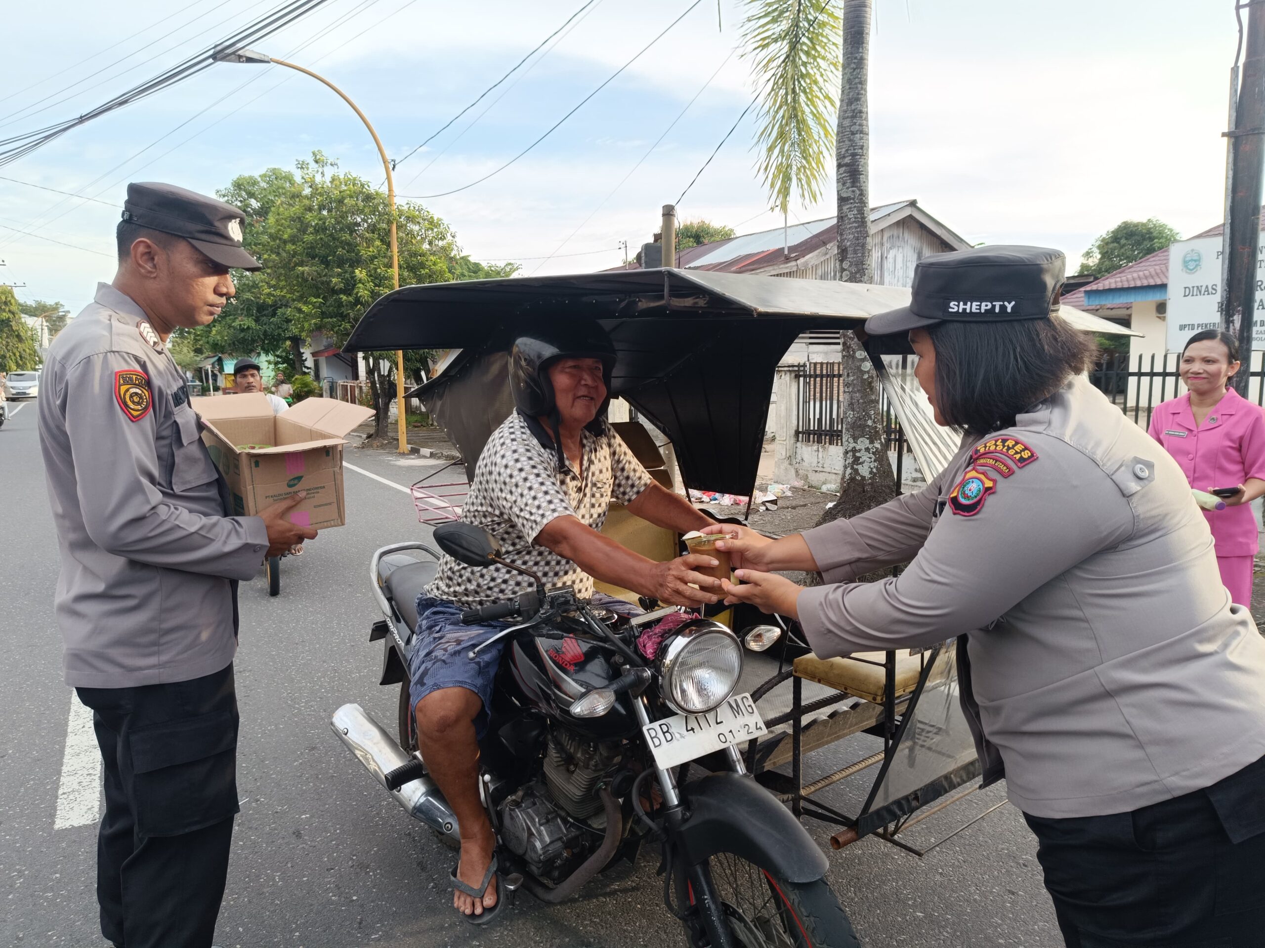 Polres Dan Bhayangkari Cabang Sibolga Bagikan Takjil kepada Warga