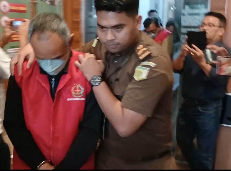 PETUGAS Kejari Humbahas menggiring tersangka korupsi ke Mobil Tahanan Kejari untuk ditahan di Rutan Kelas IIB Humbahas. Waspada/Andi Siregar