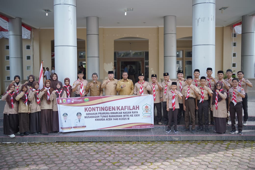 Bupati Nagan Raya Teuku Raja Keumangan melakukan pelepasan kontingen MTR di halaman Kantor Bupati setempat, Senin (10/3).(Waspada/Muji Burrahman)