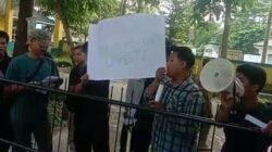 Sejumlah mahasiswa yang mengatasnamakan Mahasiswa Sedulur Syah Afandin menggelar aksi di depan Kantor Dinas P&P Langkat, Senin(10/3/25). Waspada/Ist