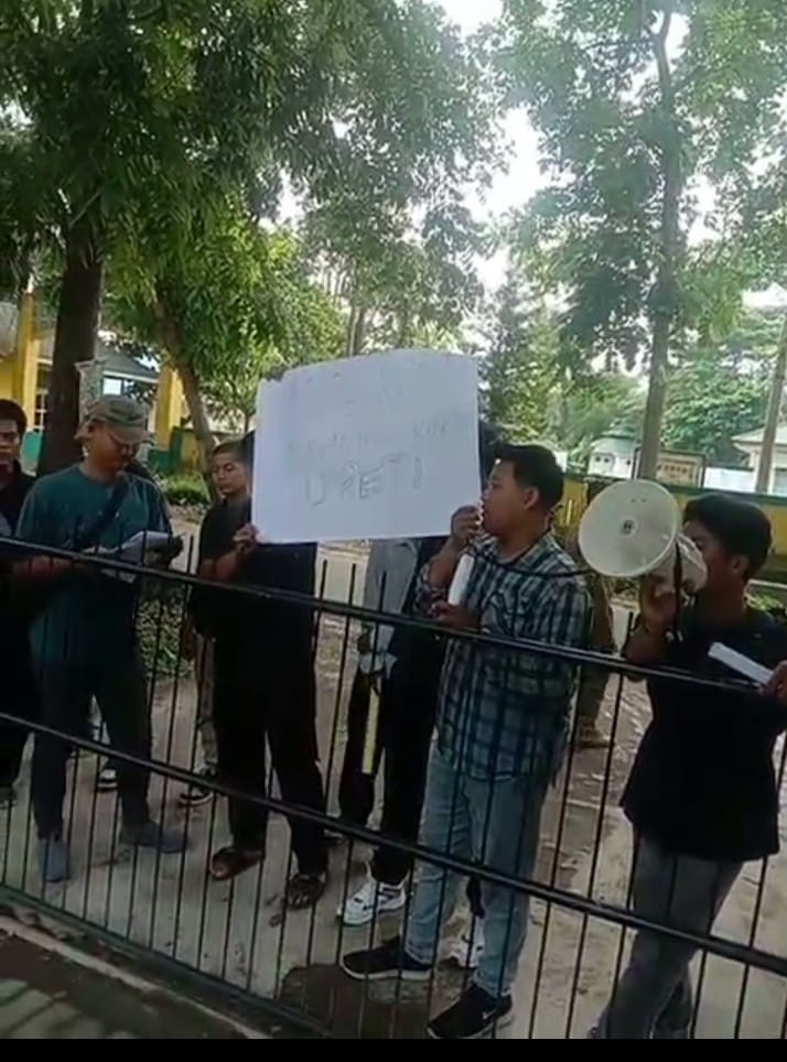 Sejumlah mahasiswa yang mengatasnamakan Mahasiswa Sedulur Syah Afandin menggelar aksi di depan Kantor Dinas P&P Langkat, Senin(10/3/25). Waspada/Ist