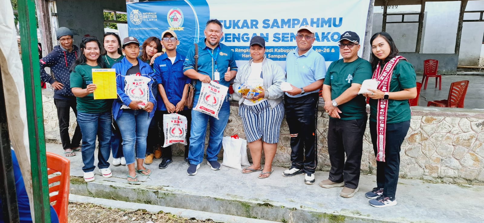 Regal Springs Indonesia (PT Aqua Farm Nusantara) bersama Dinas Lingkungan Hidup Kabupaten Toba berkolaborasi dalam aksi peduli lingkungan “Tukar Sampah dengan Sembako” pada hari Sabtu (8/3) di Bundaran Balige, Kabupaten Toba, Sumatera Utara. Waspada/Ist