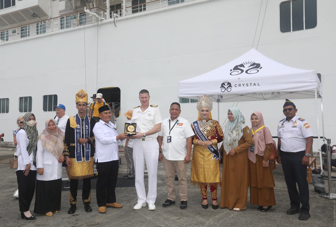 Kapal Pesiar MS Crystal Symphony Sandar Di Dermaga CT3 Sabang