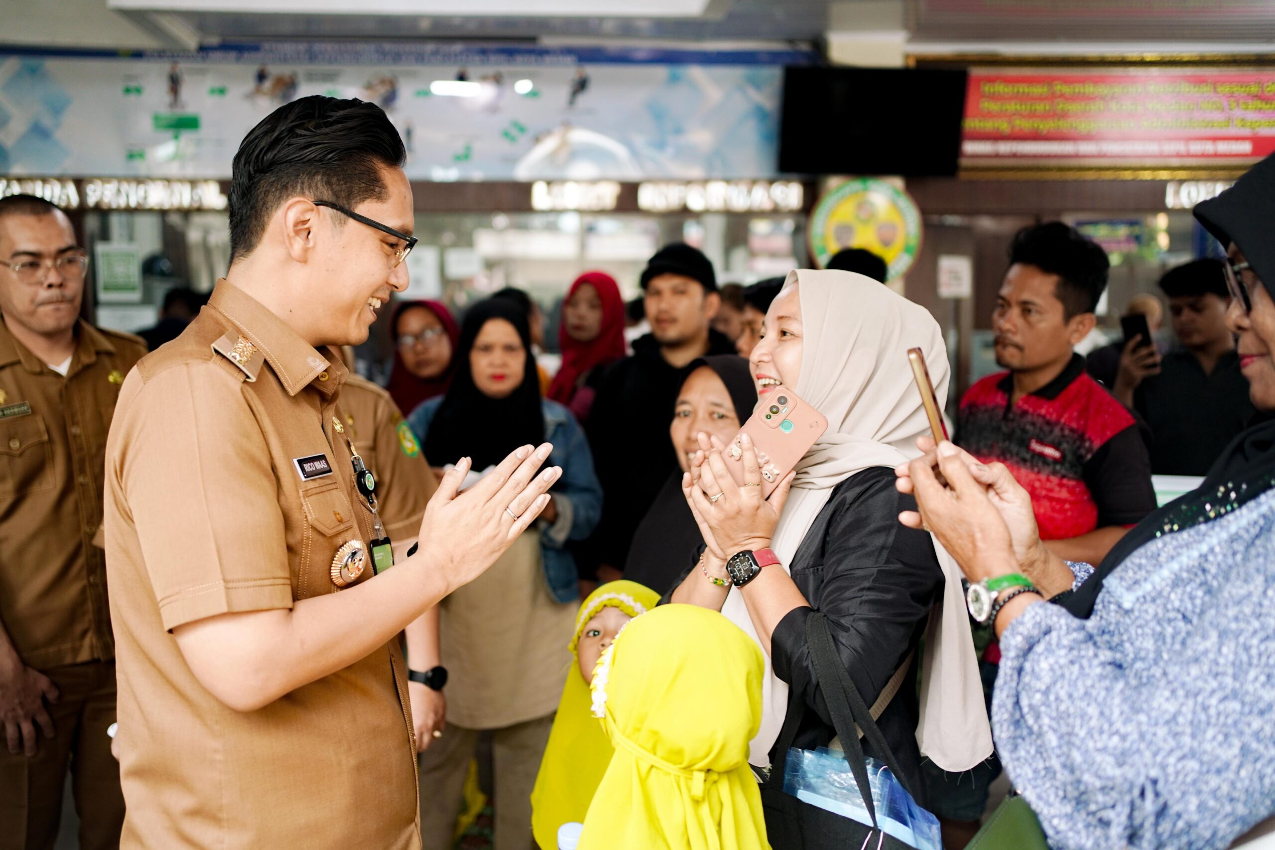 Rico Waas Minta Petugas Disdukcapil Beri Pendampingan Agar Masyarakat Tidak Bingung