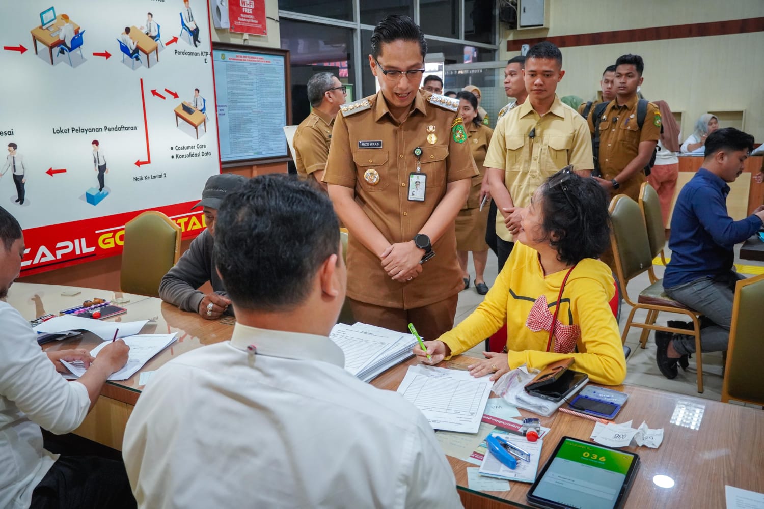 Sidak Disdukcapil, Rico Waas: Petugas Harus Beri Pendampingan Agar Masyarakat Tidak Bingung