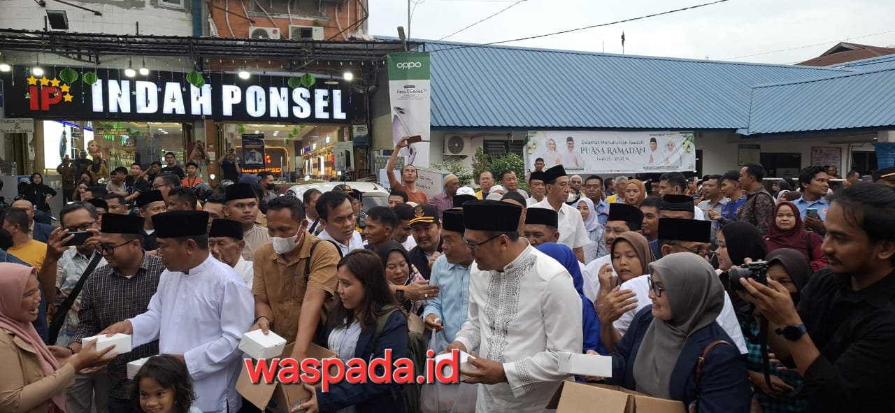 KONI Deliserdang Bagikan 5000 Takjil Di Tanjungmorawa