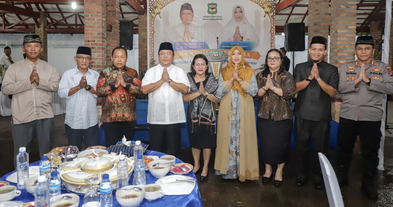 Wali Kota Pematangsiantar Wesly Silalahi (empat kiri) dan Wakil Wali Kota Herlina (empat kanan) buka puasa bersama dengan DPRD dan Forkopimda di rumah dinas wali kota, Jl. MH. Sitorus, Senin (10/3).(Waspada-Ist).