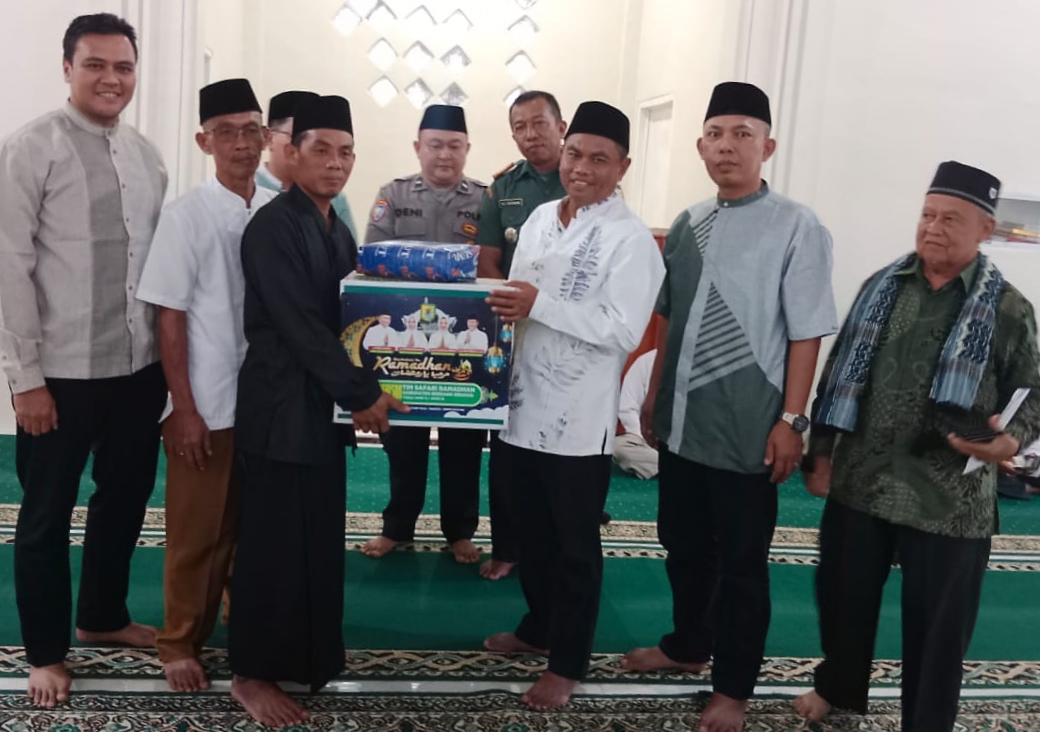 Bupati Sergai H Darma Wijaya didampingi Camat Bintang Bayu Alfian Purba, Kades Gudang Garam Purwono, Pengurus MUI Sergai H Syahrul Nasution menyerahkan bingkisan kepada Ketua BKM Jamik Al Mukmin Mukhlis saat Safari Ramadan Pemkab Sergai di Dusun II Desa Gudang Garam Kec.Bintang Bayu. (Waspada/Edi Saputra)