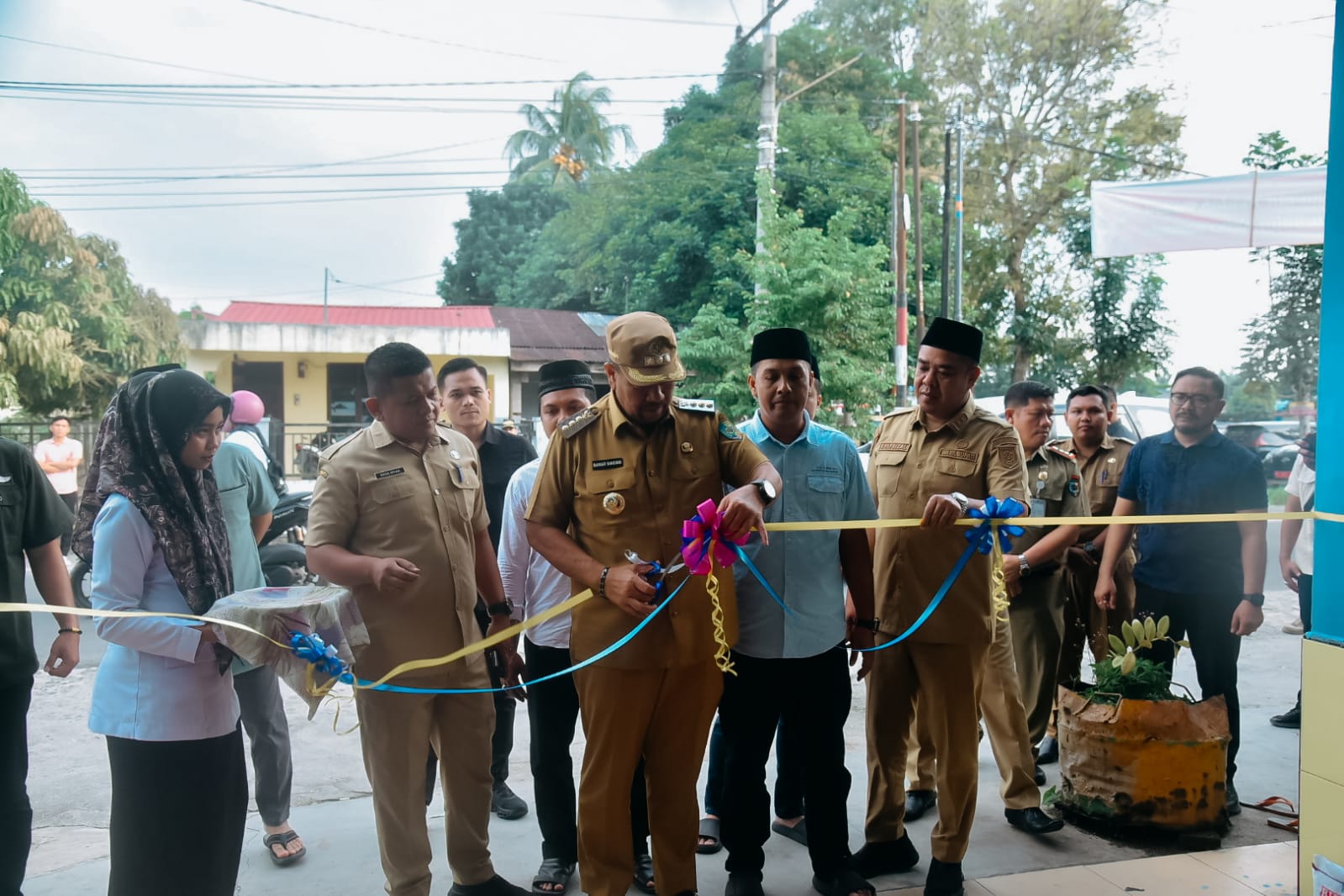 BUPATI dan Wakil Bupati Batubara H. Baharuddin Siagian dan Syafrizal pada peresmian Kantor Pelayanan Hukum Bahagia Keadilan, di Jl Perintis Kemerdekaan Limapuluh. Waspada/Ist