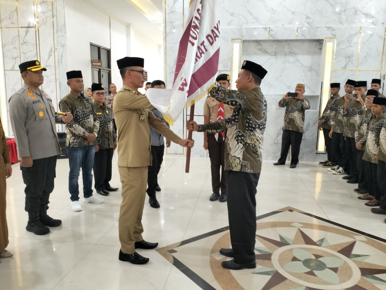 Wabup Abdya Zaman Akhli, melepas keberangkatan kontingen Kwarcab Pramuka Abdya, untuk mengikuti MTR ke XXIV yang dilaksanakan Kwarda Gerakan Pramuka Aceh, di Meulaboh, Kabupaten Aceh Barat. Selasa (11/3).Waspada/Syafrizal