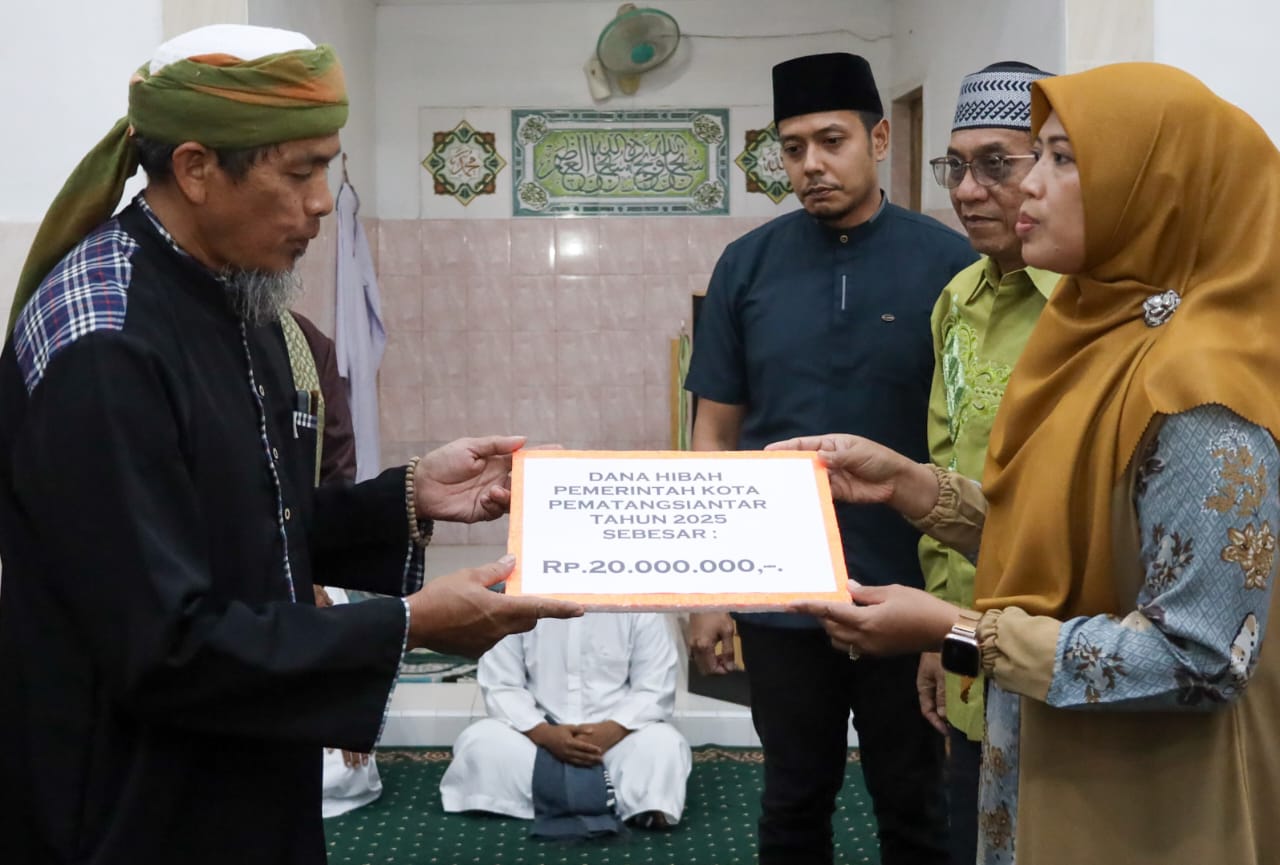 Wakil Wali Kota Pematangsiantar Herlina mewakili Wali Kota Wesly Silalahi menyerahkan bantuan dana hibah kepada Ketua BKM Ar-Rahmat S. Edo Tumanggor saat safari Ramadhan 1446 H bersama Tim Safari Ramadhan Pemko ke Masjid Ar-Rahmat, Jl. Sumber Jaya, Kel. Sumber Jaya, Kec. Siantar Martoba, Senin (10/3).(Waspada-Ist).